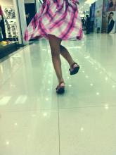 8月20日，商场成为纳凉的好去处，一个跳舞的小女孩